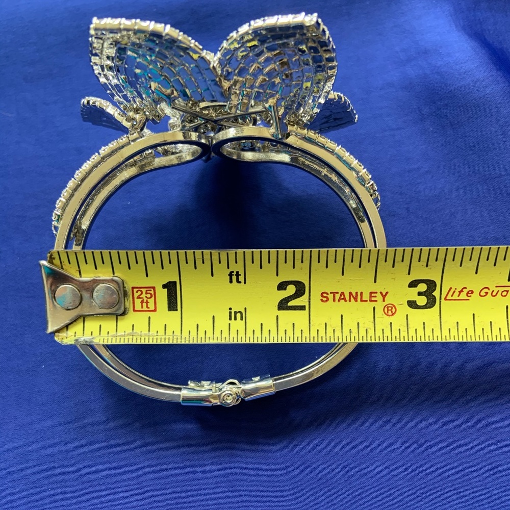 Gorgeous Rhinestone flower bracelet! - Picture 2 of 10